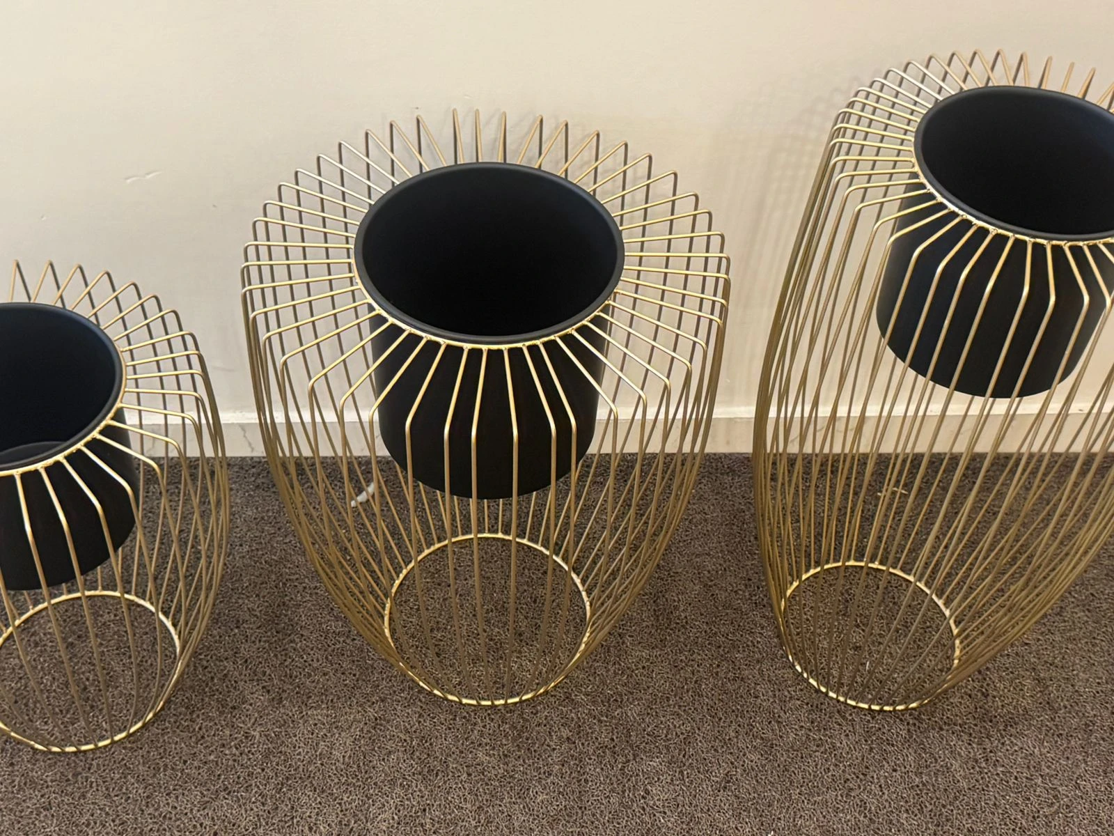 Gold Wire Sunburst Side Table - Modern Geometric Metal Accent Furniture - Gold wire side table